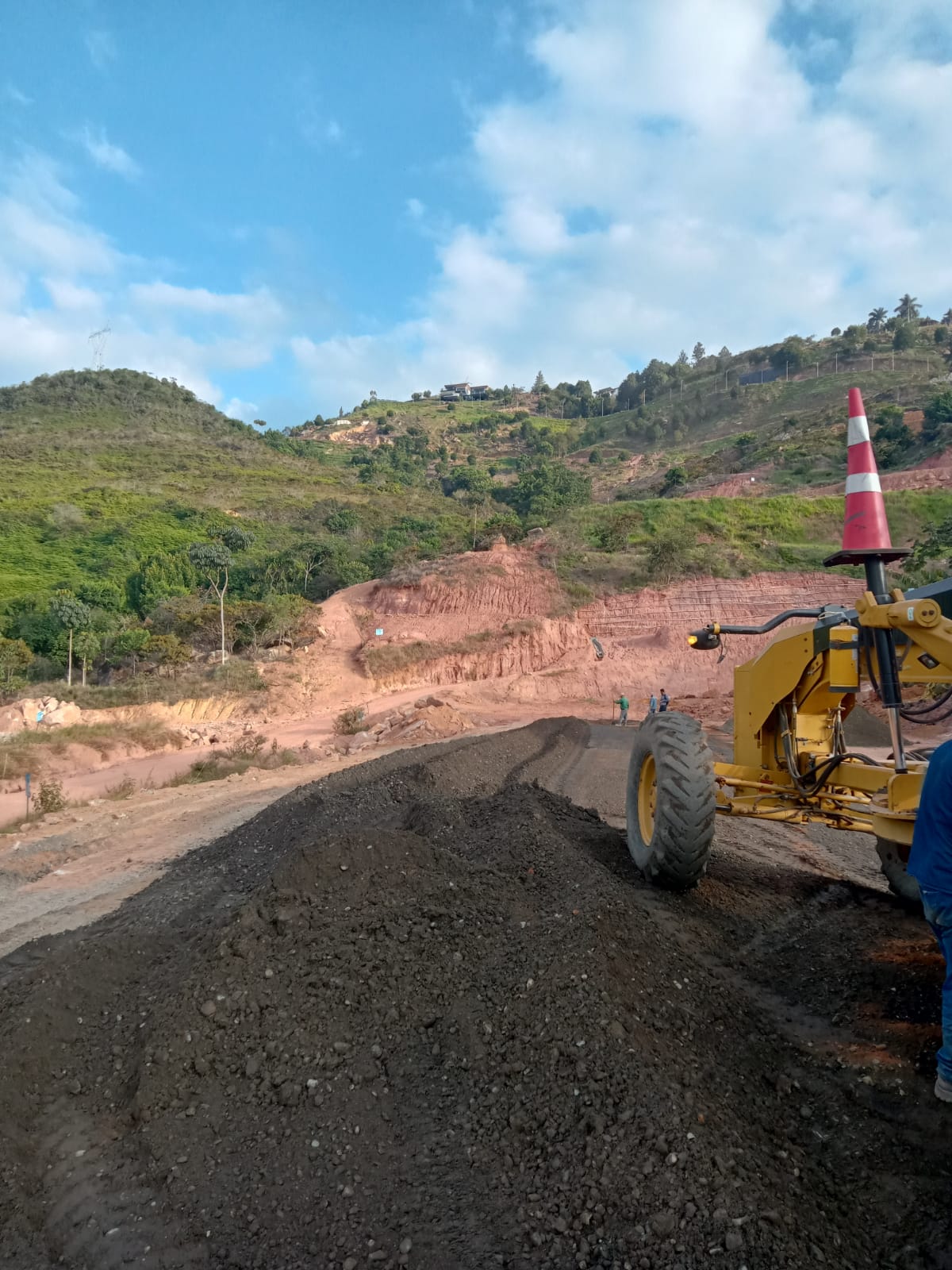 Compactador trabajando sobre vía asfaltada