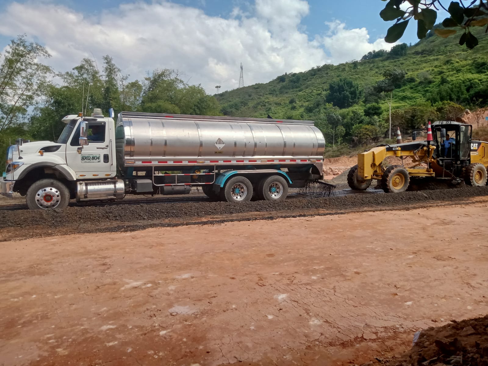 Maquinaria vial compactando asfalto