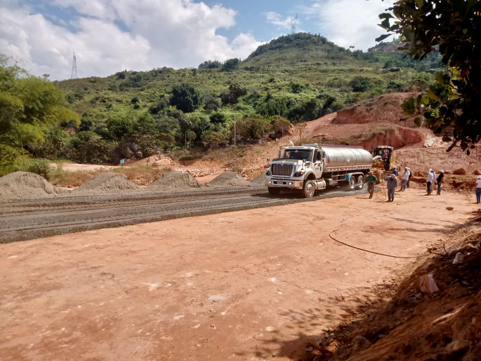 Equipo de pavimentación extendiendo mezcla asfáltica